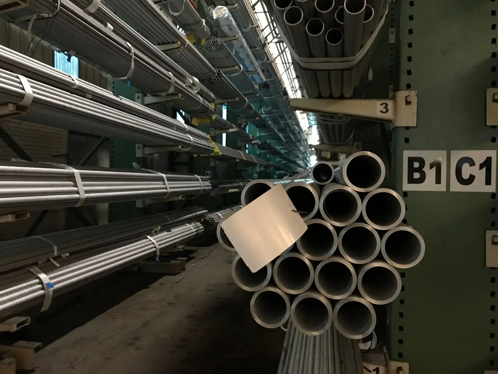 杨槐钢深度浮雕与錾花工艺在银壶银碗制作中的技术解析