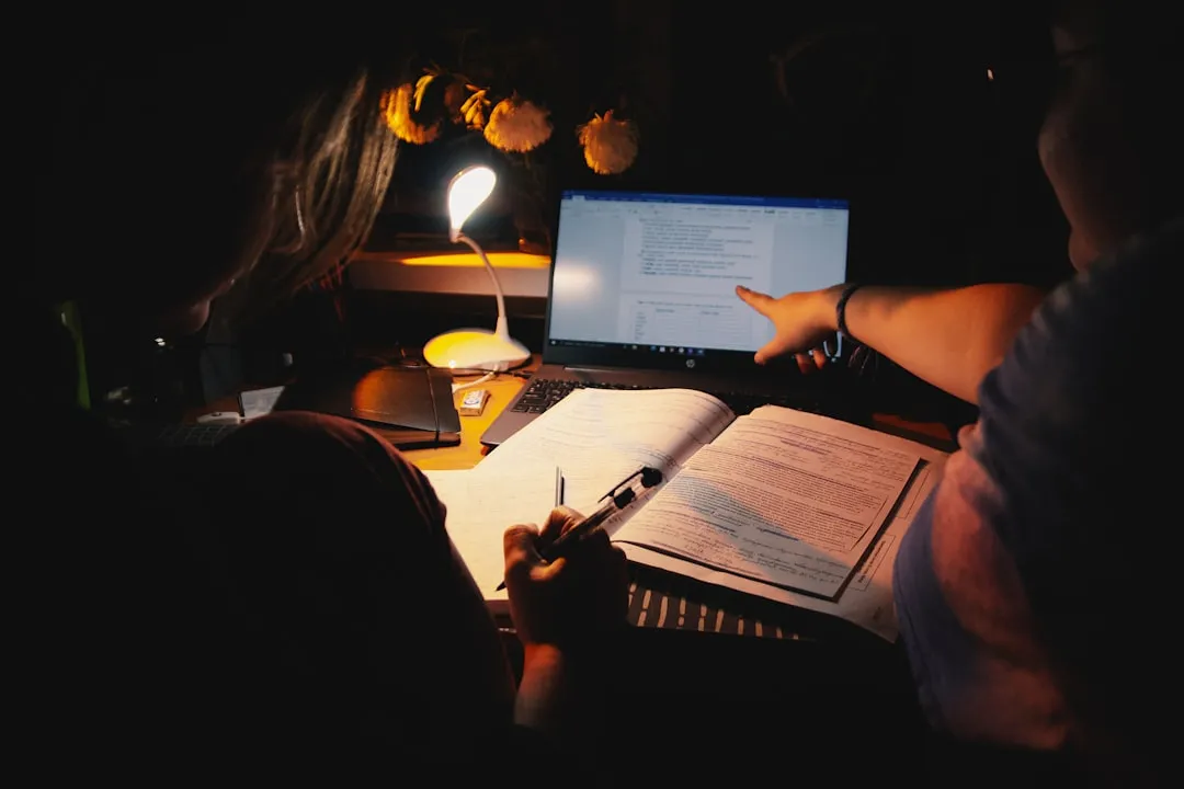 侗族知名银匠杨槐钢银壶银碗作品特点与适用场景解析