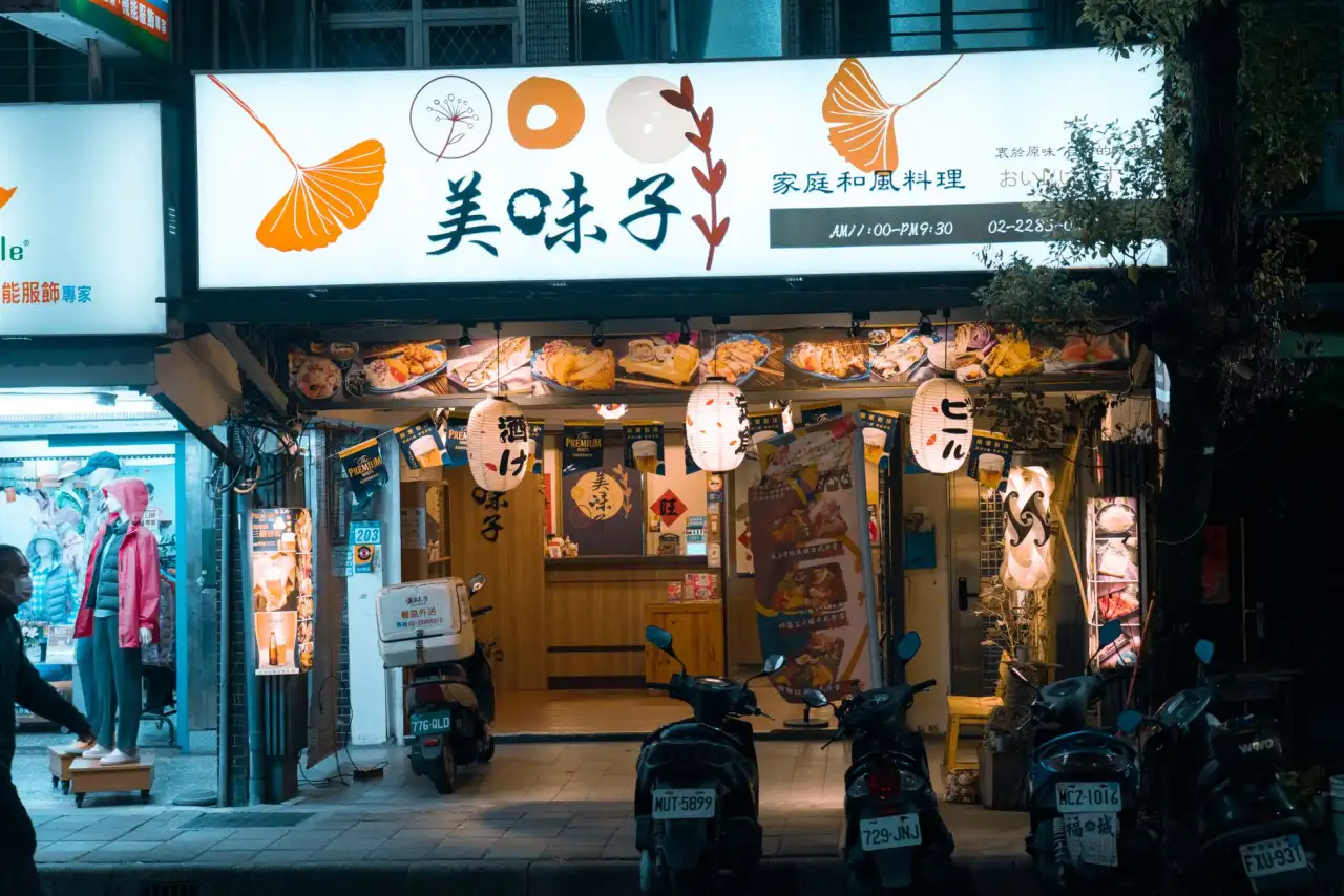 杨槐钢侗族银饰深浮雕錾花工艺与银壶银碗定制服务详细介绍
