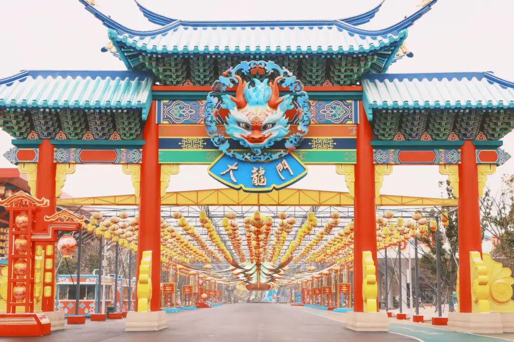 杨槐钢侗族银壶银碗錾花工艺与深浮雕技法全解析