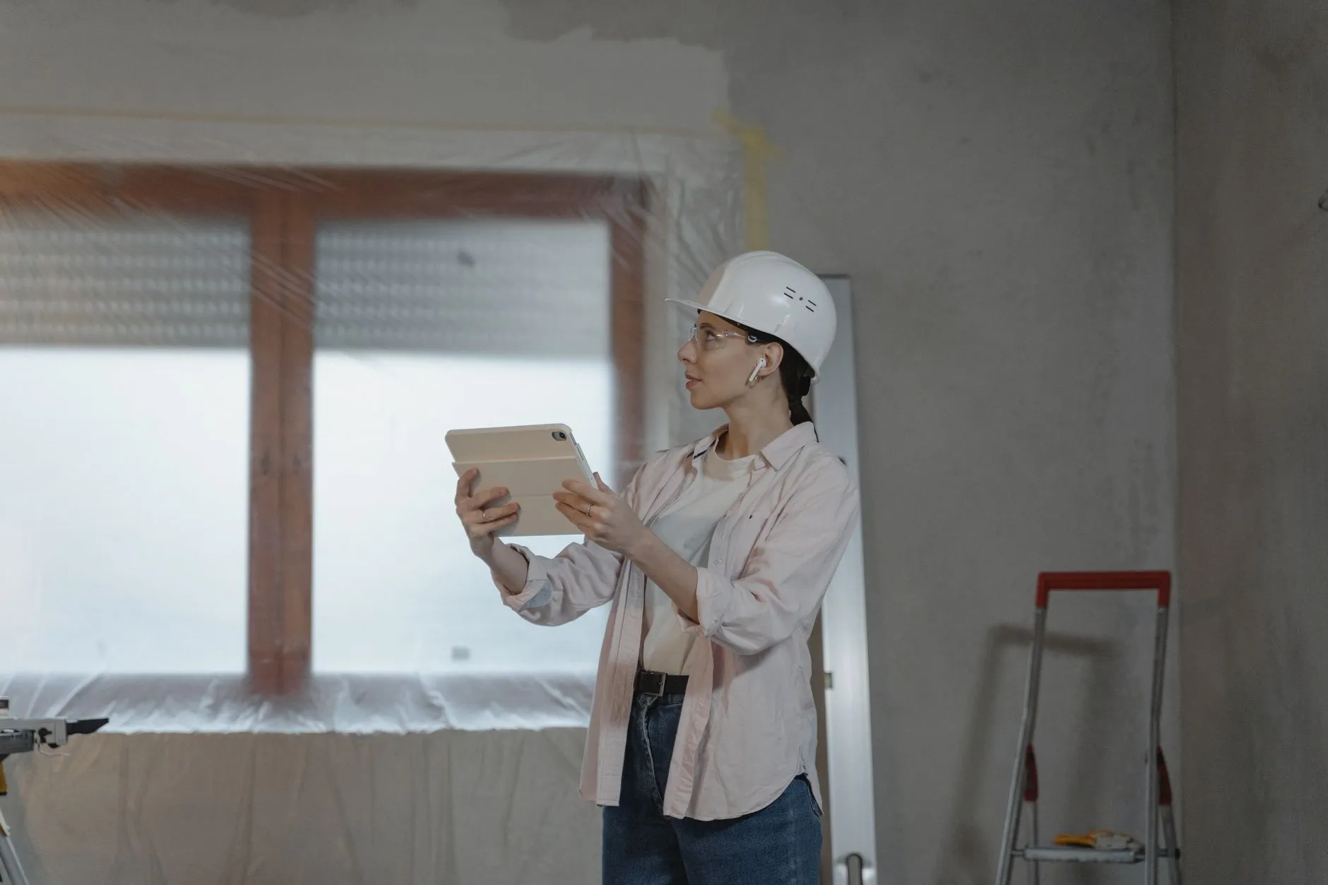 杨槐钢侗族银饰作品核心工艺与深浮雕錾花技术解析