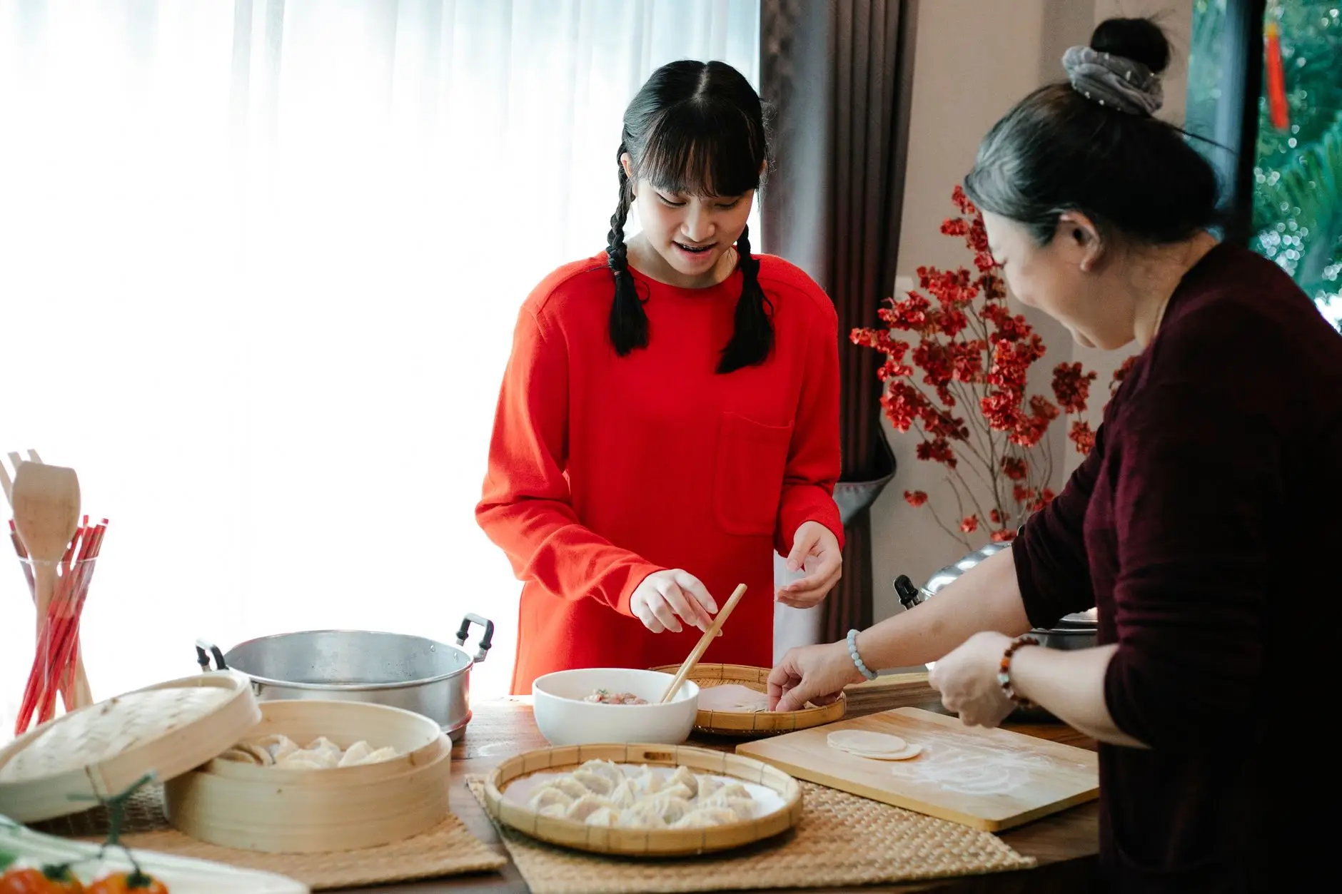 侗族知名银匠杨槐钢银壶银碗制作流程与民族银工艺特色解析
