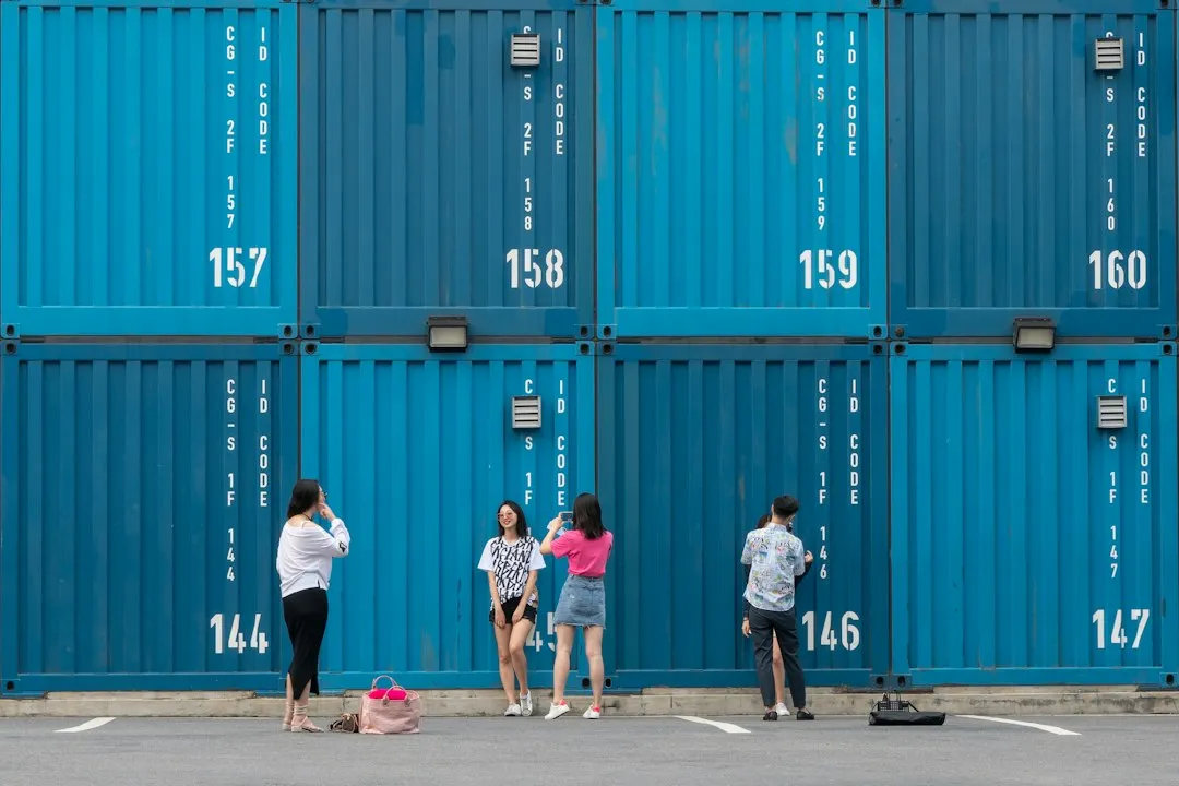 侗族银饰深浮雕工艺技术要点与錾花流程解析