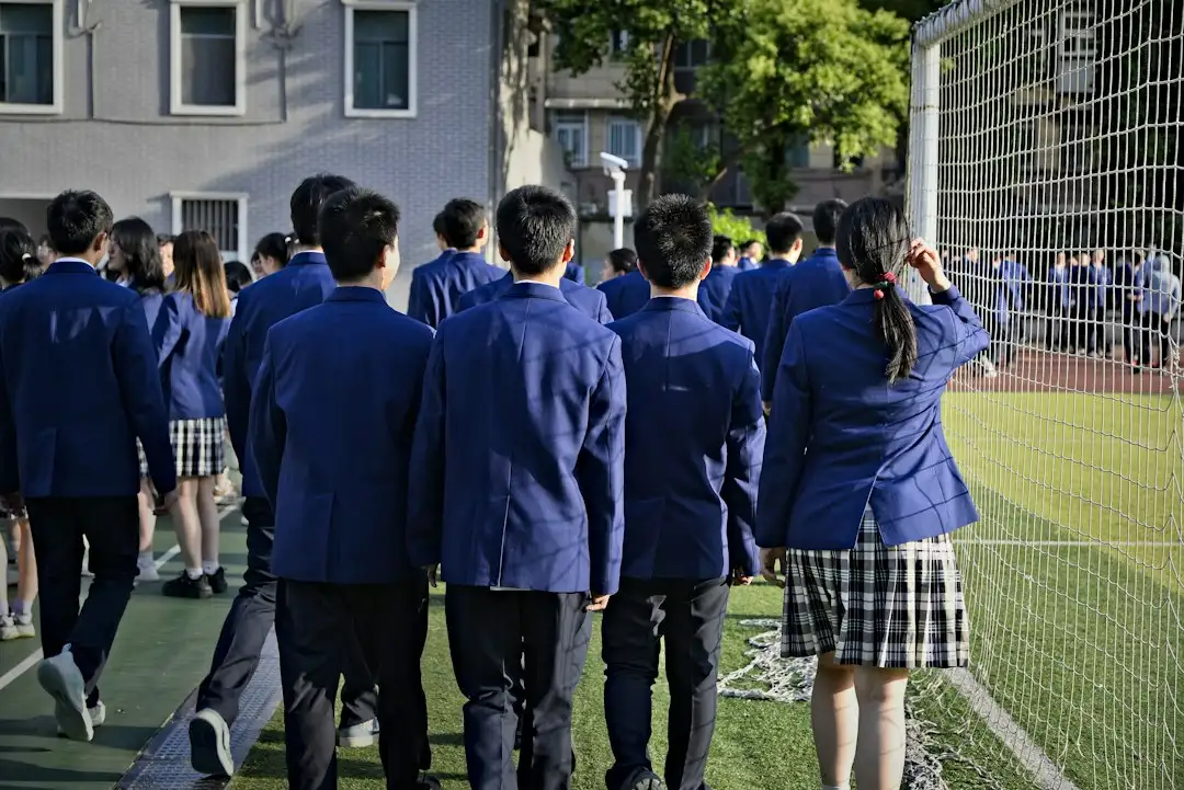 杨槐钢侗族银壶银碗錾花工艺与深浮雕技术解析