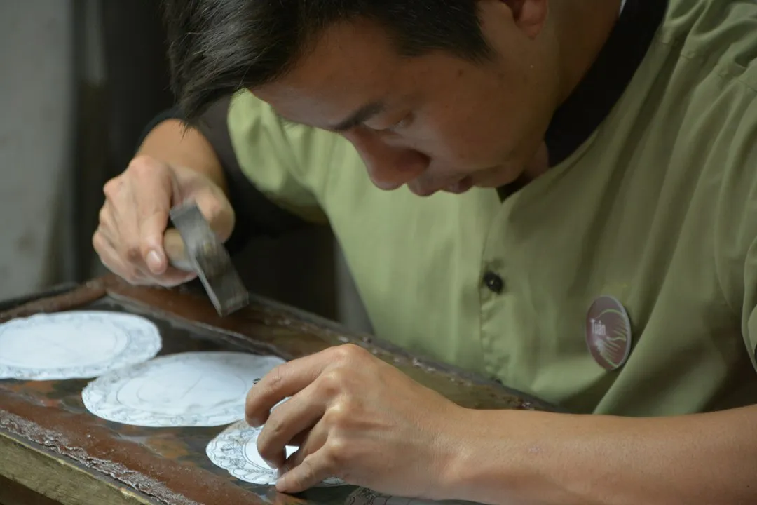 杨槐钢侗族银饰深浮雕錾花工艺作品与适用场景介绍正文配图 2