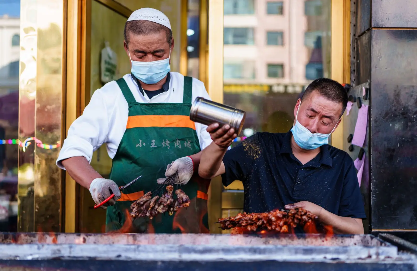 侗族银匠大师杨槐钢解析银壶錾花工艺的深浮雕技法特点