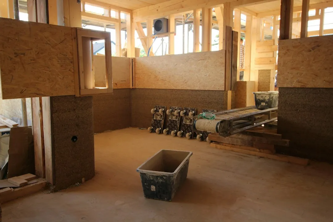杨槐钢深浮雕银饰工艺在银壶银碗制作中的实施步骤与特点